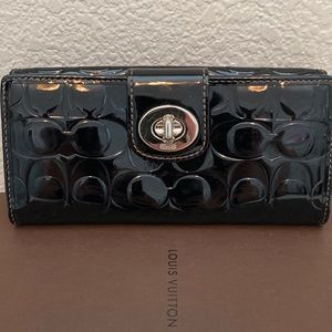 ✨Coach✨ Black patent monogram wallet - large and in excellent condition